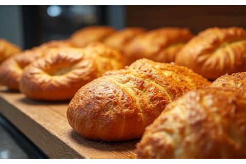 신선하게 구워진 다양한 종류의 페이스트리와 빵이 진열된 베이커리 쇼케이스